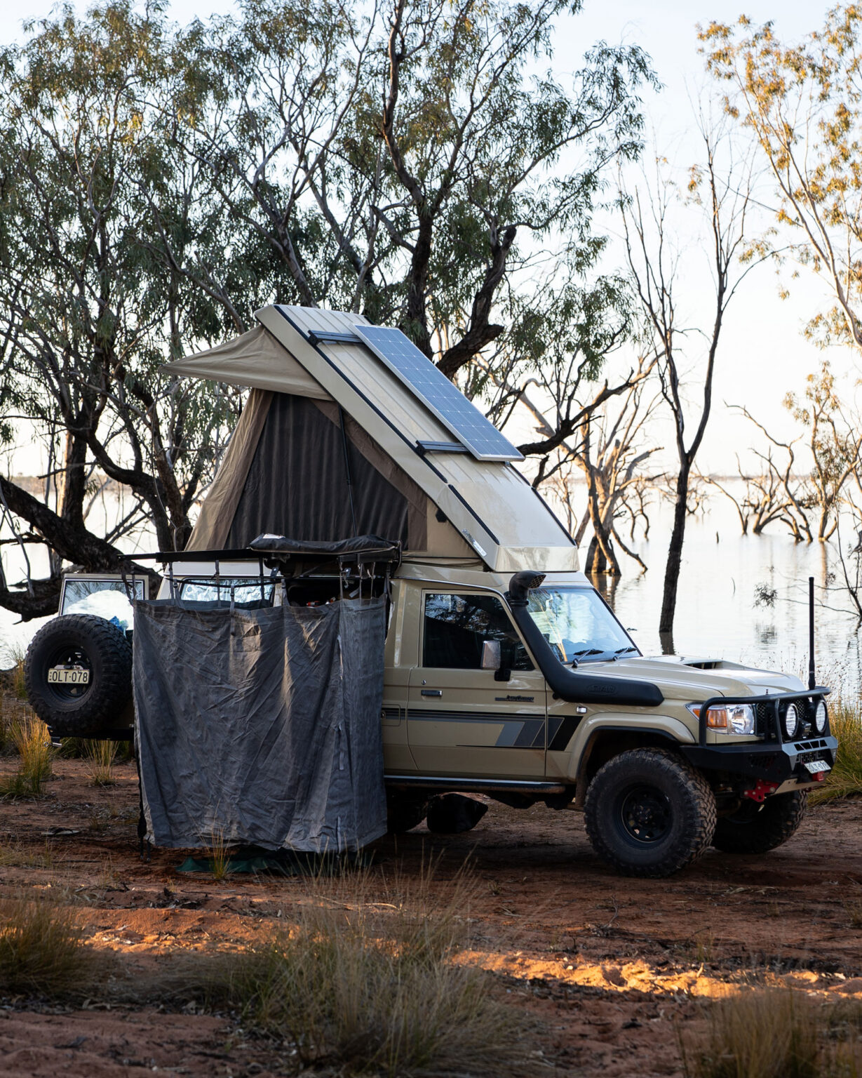 D4WD-bathroom-shower-tent-awnings-02-2000px