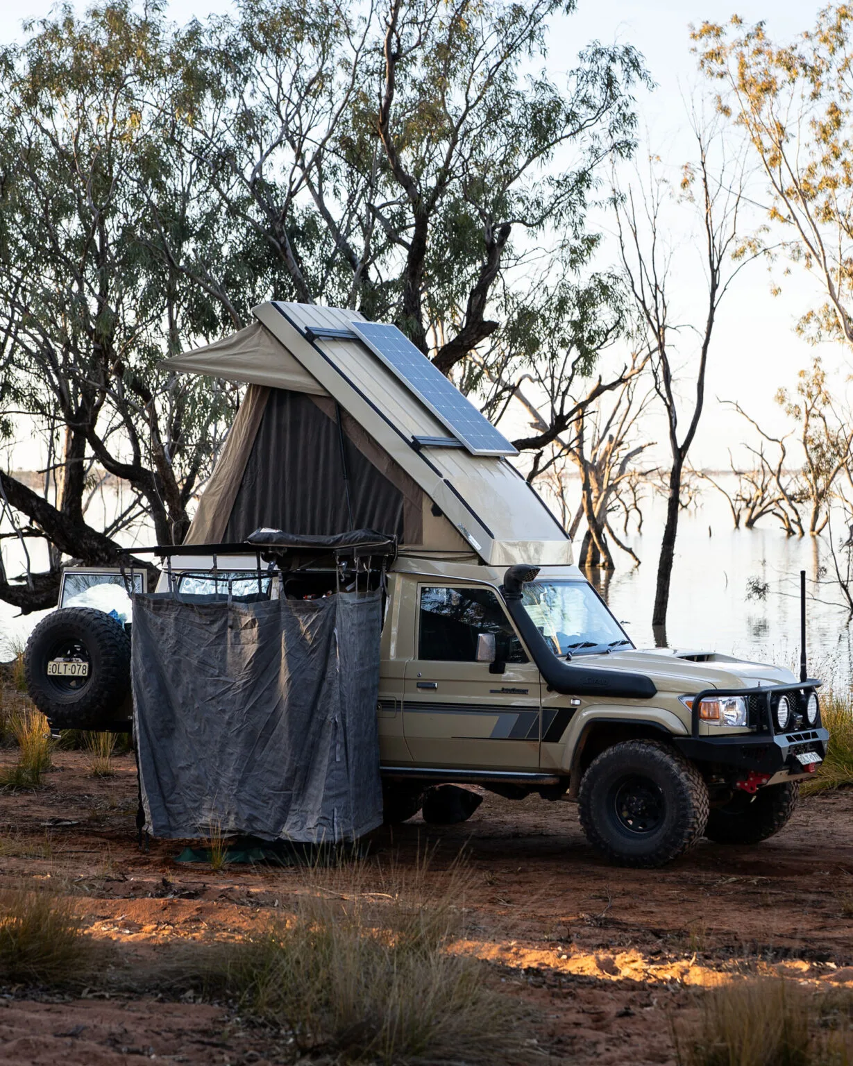 D4WD-bathroom-shower-tent-awnings-02-2000px